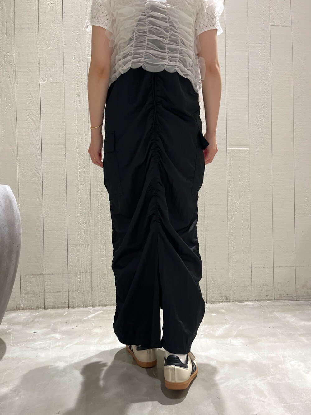 ブラック系のワンピース、ホワイト系のTシャツ/カットソー、ホワイト系のジャケット/アウターを着用したレディースの夏コーディネートの6枚目の写真