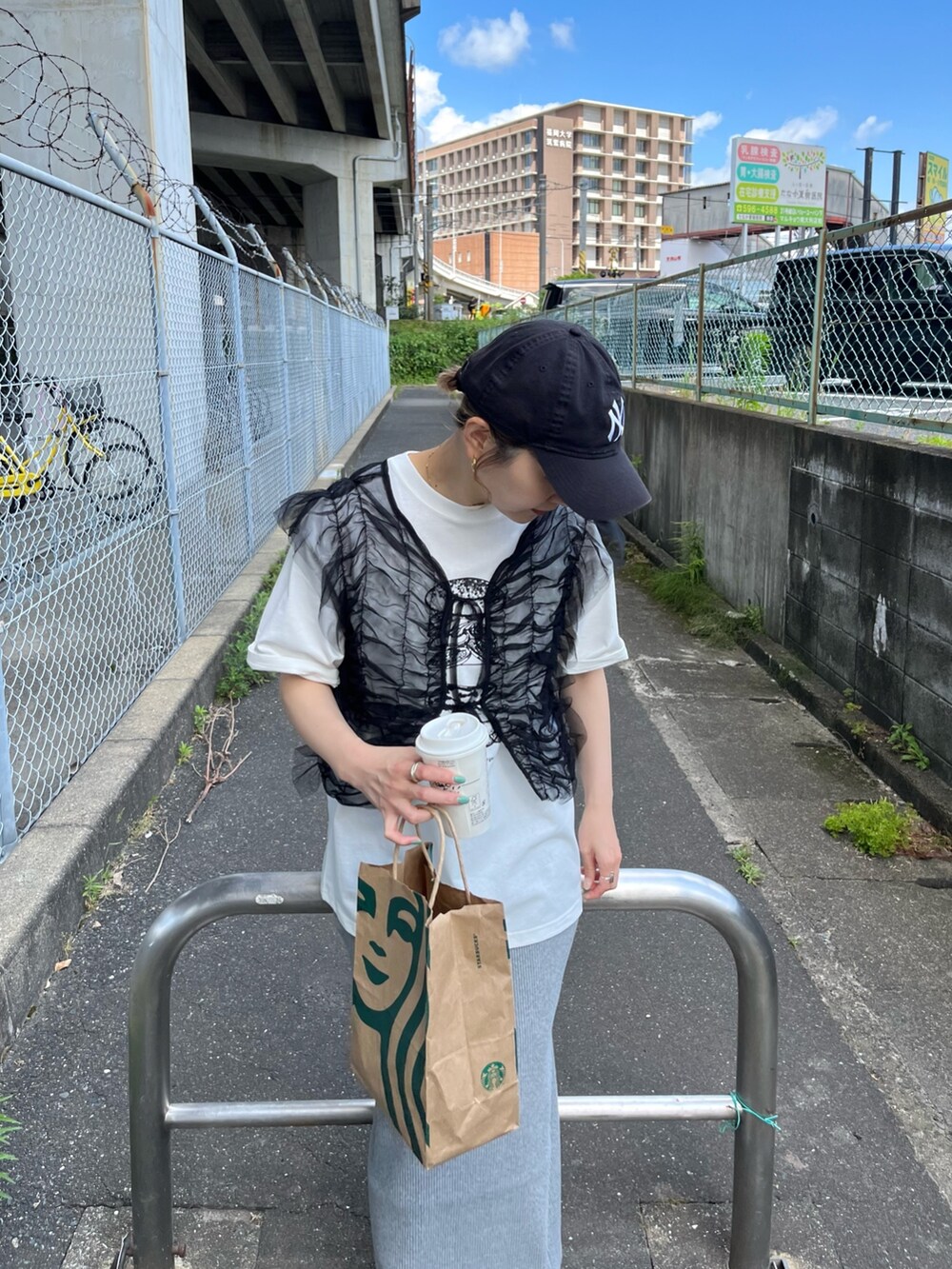 ブラック系のジャケット/アウター、ホワイト系のTシャツ/カットソー、グレー系のスカートを着用したレディースの夏コーディネートの3枚目の写真