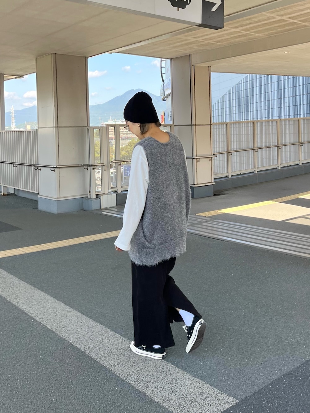 「チャオパニックティピー(CIAOPANIC TYPY)、ファッションを楽しもう、モノトーン、レイヤードスタイル、お出かけコーデ、プチプラ、スニーカー、きれいめカジュアル、ベスト、コンバース、ロゴT、休日スタイル、ビッグシルエット、タイトスカート、ビーニー」|「CIAOPANIC TYPYのアソートロゴ裾ラウンドTEE(Tシャツ/カットソー、ホワイト系)」を使った、てらさんさん(レディース・157cm)の秋コーディネートの3枚目の写真