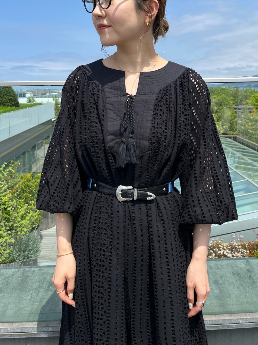 ブラック系のつなぎ/オールインワン、シルバー系のショルダーバッグ、ブラック系のバレエシューズを着用したレディースの春コーディネートの2枚目の写真