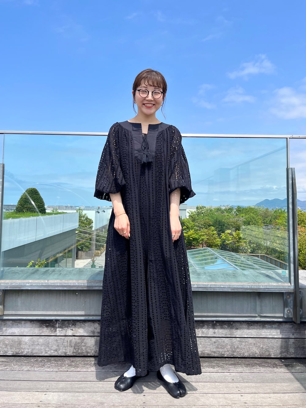 ブラック系のつなぎ/オールインワン、シルバー系のショルダーバッグ、ブラック系のバレエシューズを着用したレディースの春コーディネートの5枚目の写真