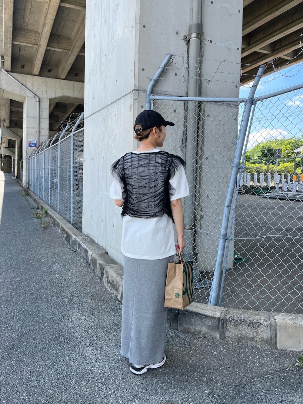 ブラック系のジャケット/アウター、ホワイト系のTシャツ/カットソー、グレー系のスカートを着用したレディースの夏コーディネートの2枚目の写真