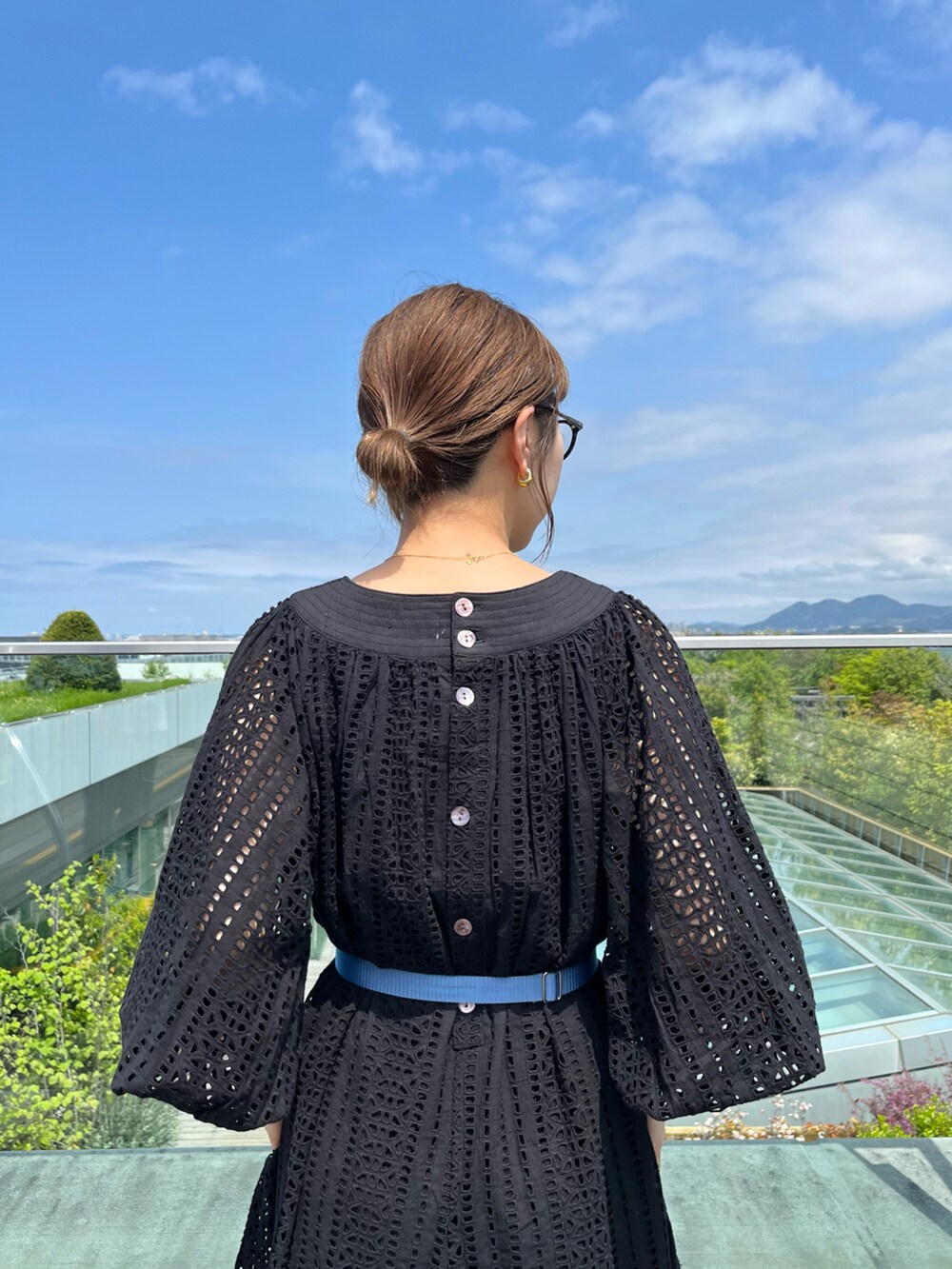 ブラック系のつなぎ/オールインワン、シルバー系のショルダーバッグ、ブラック系のバレエシューズを着用したレディースの春コーディネートの3枚目の写真