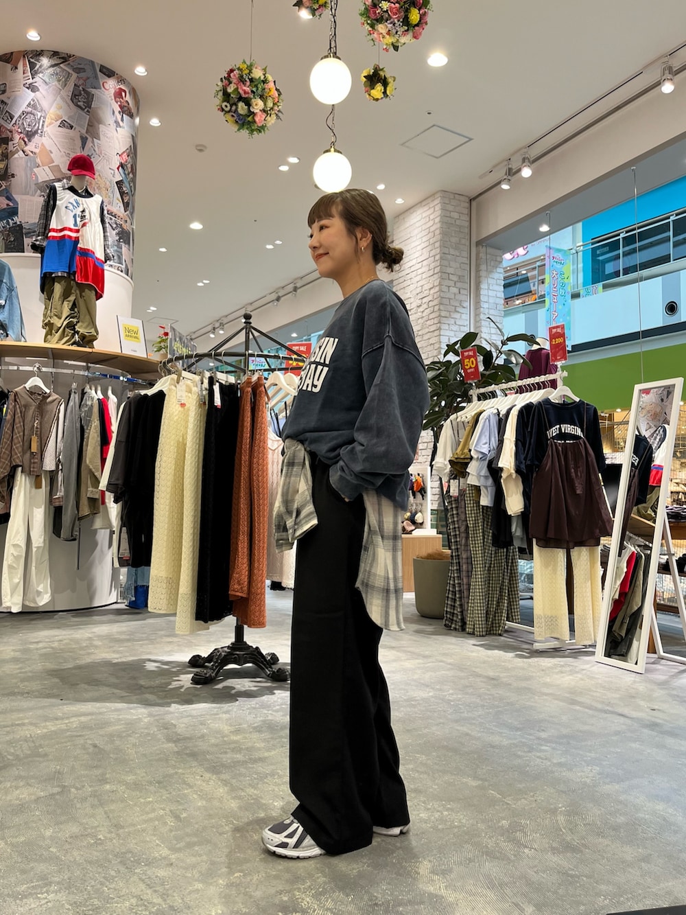 ブルー系のスウェット、ブラック系のスラックス、ホワイト系のシャツ/ブラウスを着用したレディースの秋コーディネートの2枚目の写真