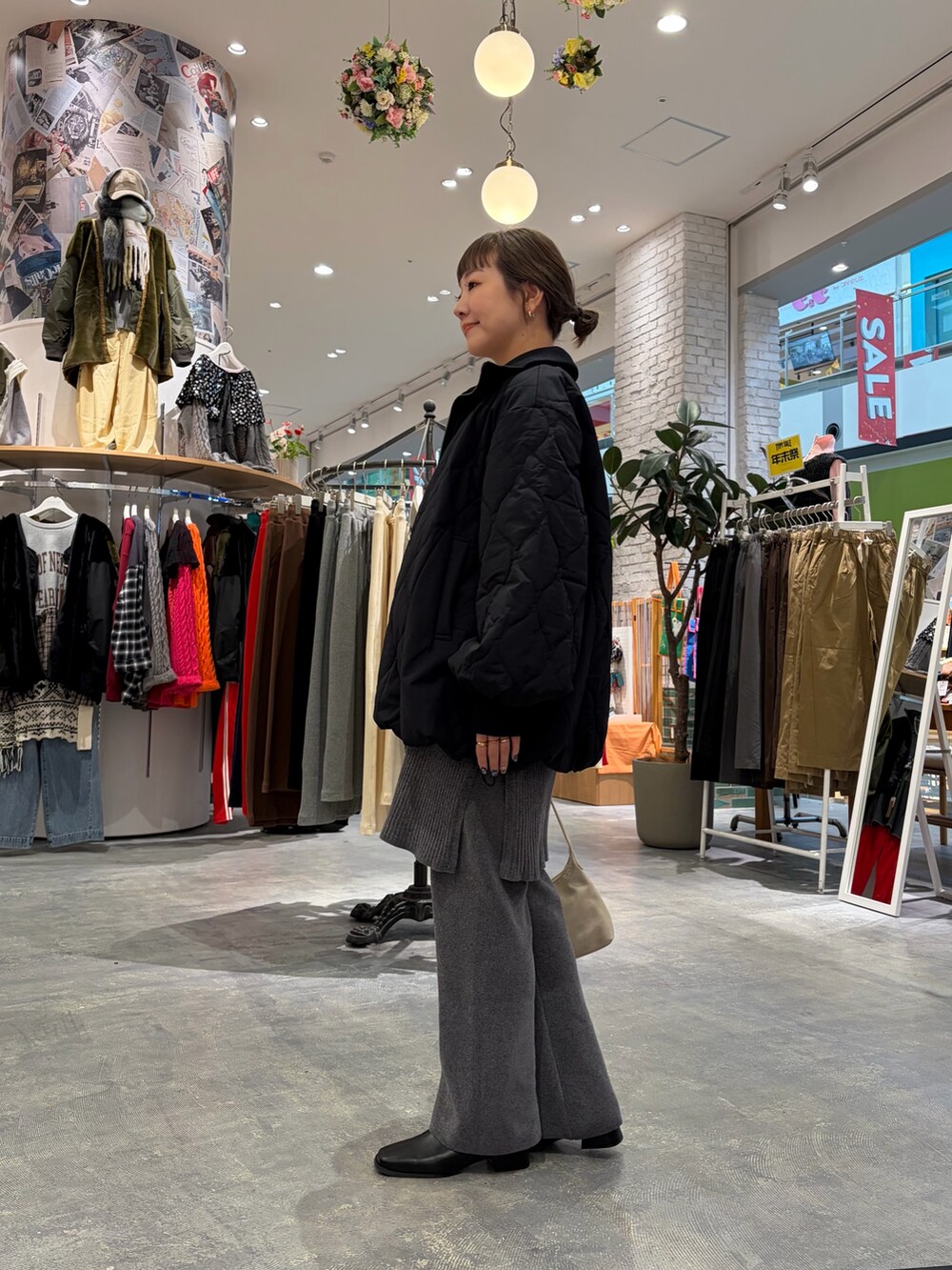 ホワイト系のTシャツ/カットソー、ブラック系のブルゾン、グレー系のワンピースを着用したレディースの冬コーディネートの2枚目の写真