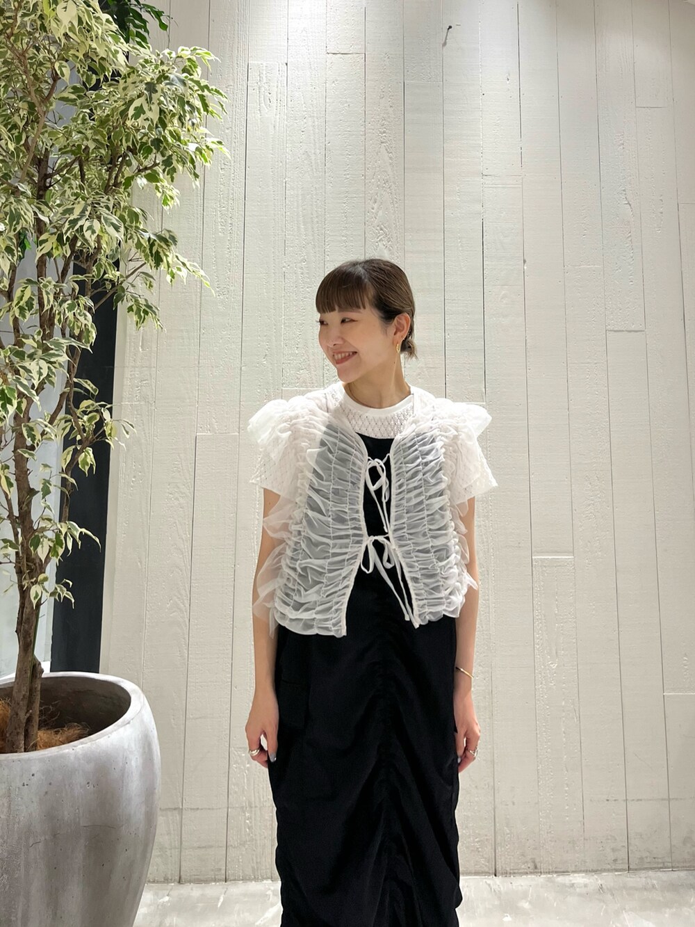 ブラック系のワンピース、ホワイト系のTシャツ/カットソー、ホワイト系のジャケット/アウターを着用したレディースの夏コーディネートの3枚目の写真