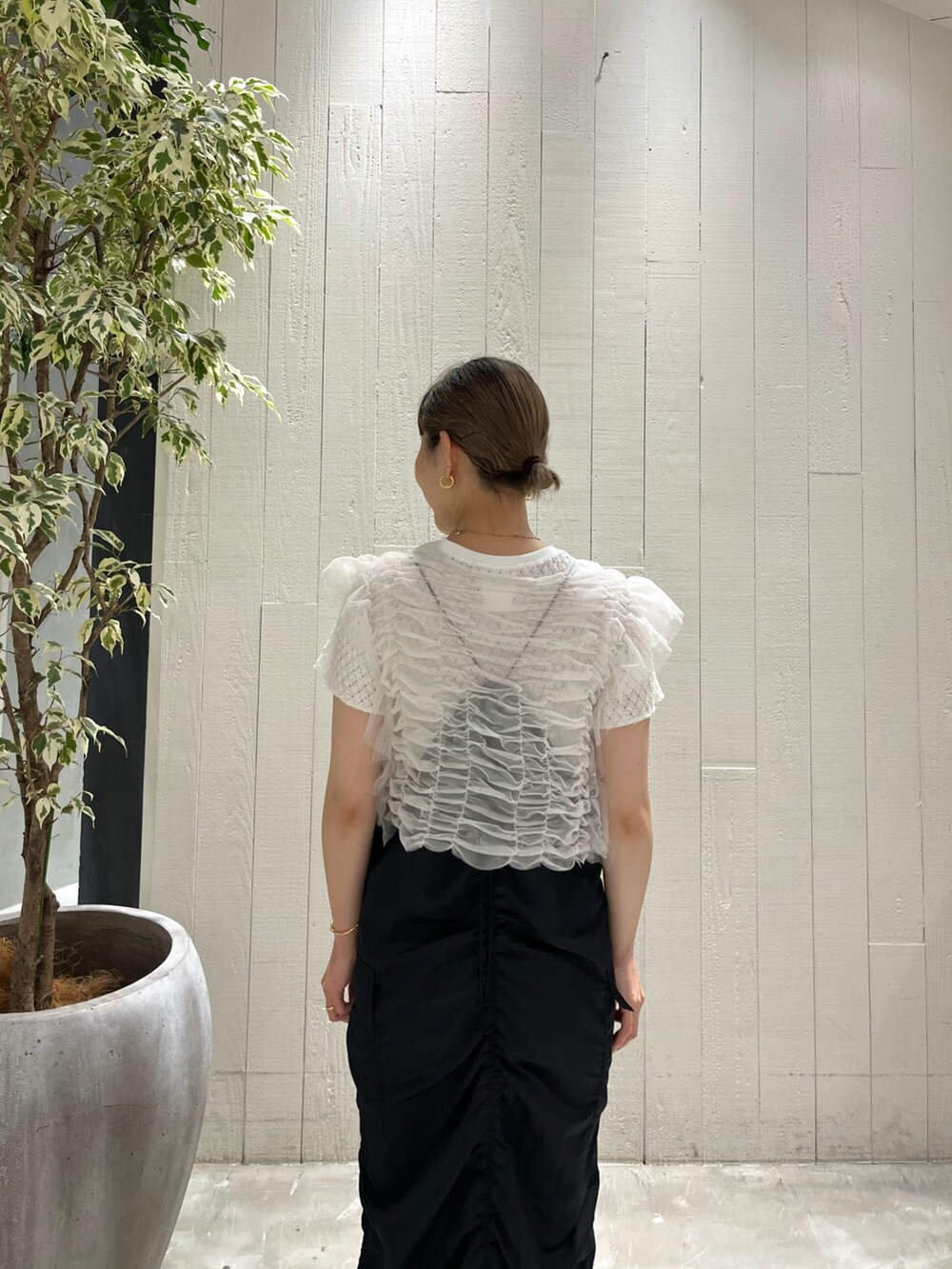 ブラック系のワンピース、ホワイト系のTシャツ/カットソー、ホワイト系のジャケット/アウターを着用したレディースの夏コーディネートの4枚目の写真