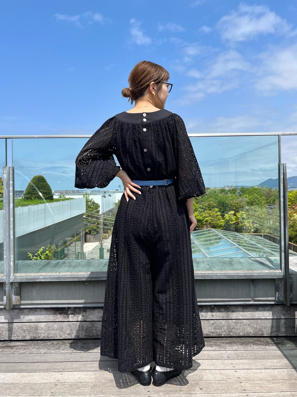 ブラック系のつなぎ/オールインワン、シルバー系のショルダーバッグ、ブラック系のバレエシューズを着用したレディースの春コーディネートの4枚目の写真