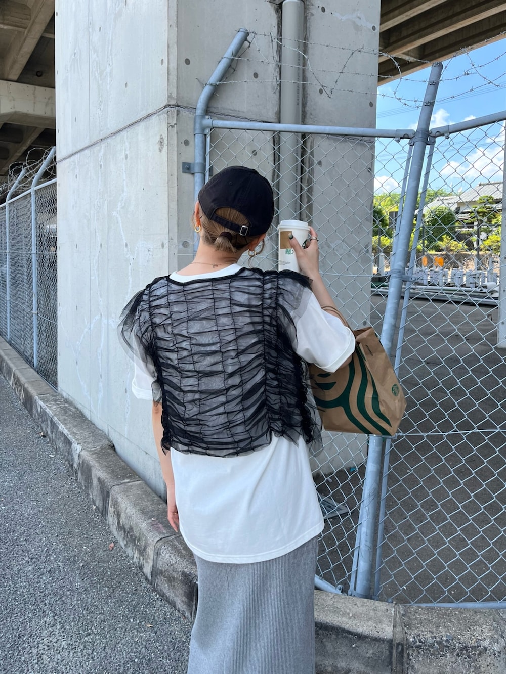 ブラック系のジャケット/アウター、ホワイト系のTシャツ/カットソー、グレー系のスカートを着用したレディースの夏コーディネートの5枚目の写真