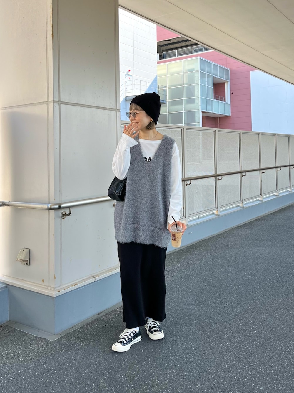 「チャオパニックティピー(CIAOPANIC TYPY)、ファッションを楽しもう、モノトーン、レイヤードスタイル、お出かけコーデ、プチプラ、スニーカー、きれいめカジュアル、ベスト、コンバース、ロゴT、休日スタイル、ビッグシルエット、タイトスカート、ビーニー」|「CIAOPANIC TYPYのアソートロゴ裾ラウンドTEE(Tシャツ/カットソー、ホワイト系)」を使った、てらさんさん(レディース・157cm)の秋コーディネートの2枚目の写真