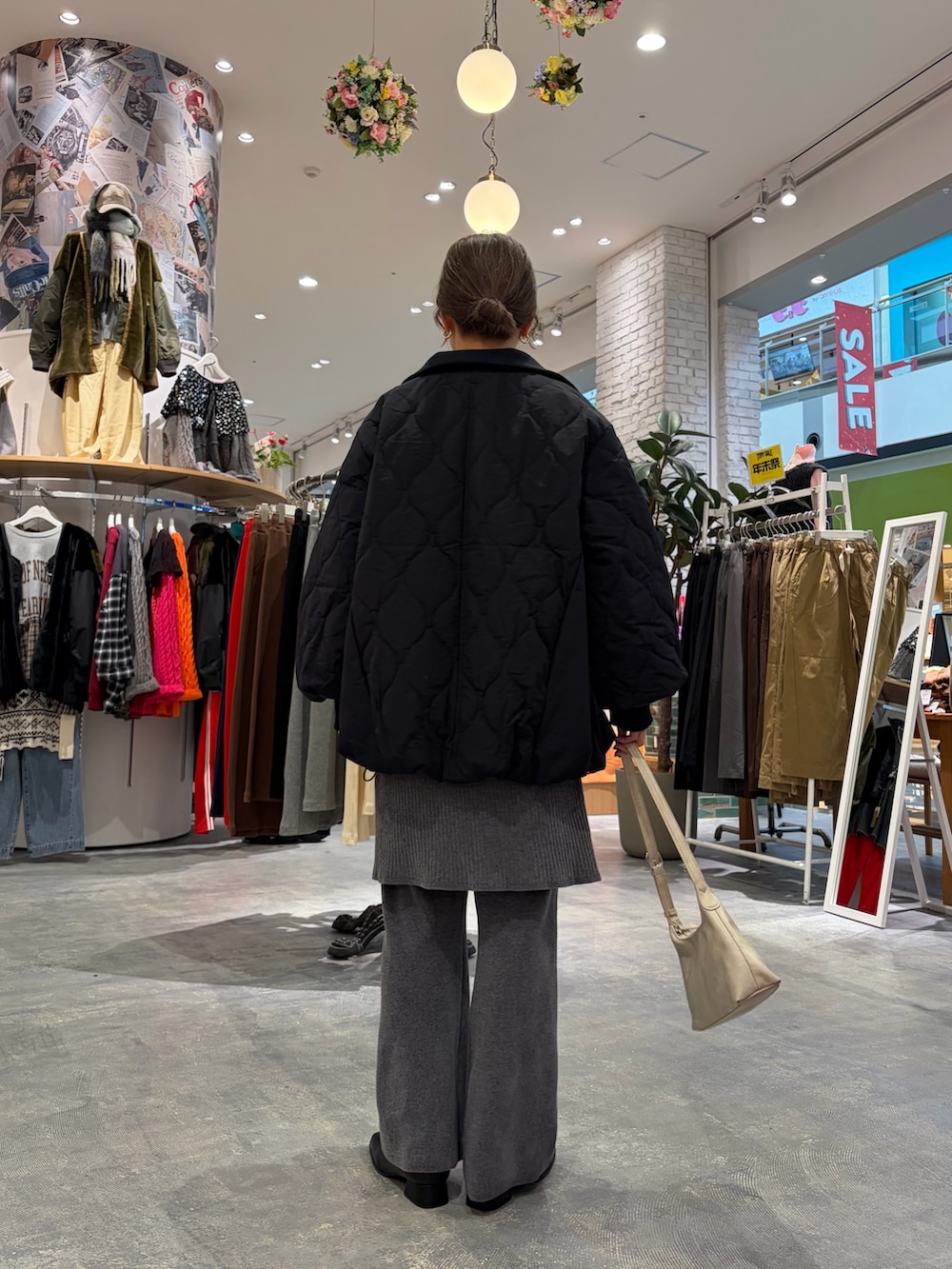 ホワイト系のTシャツ/カットソー、ブラック系のブルゾン、グレー系のワンピースを着用したレディースの冬コーディネートの3枚目の写真