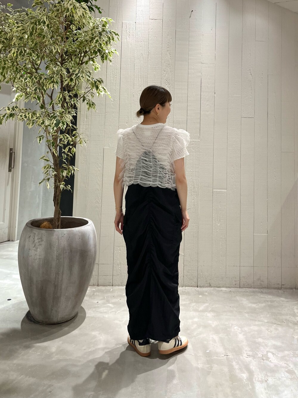 ブラック系のワンピース、ホワイト系のTシャツ/カットソー、ホワイト系のジャケット/アウターを着用したレディースの夏コーディネートの2枚目の写真