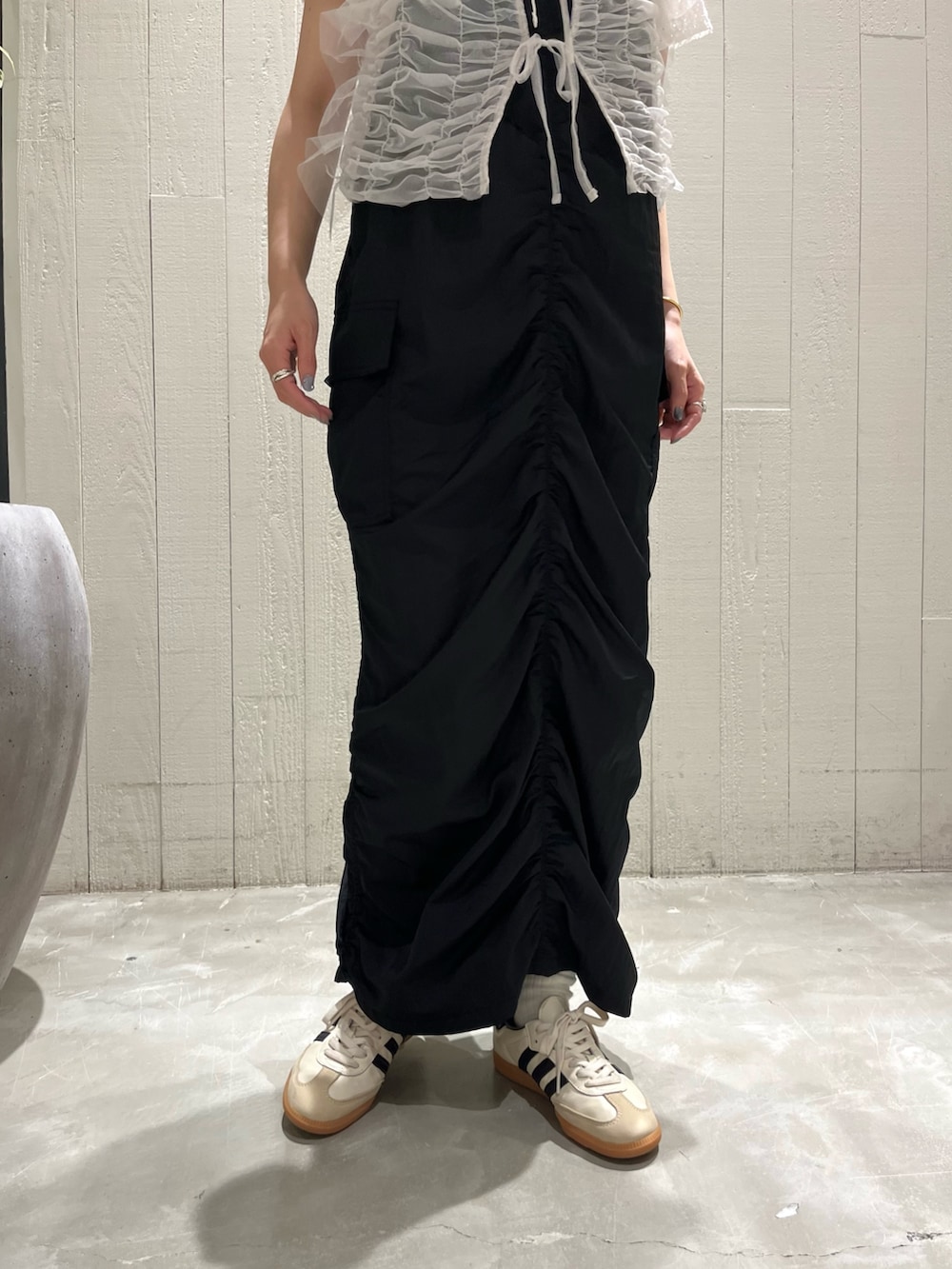 ブラック系のワンピース、ホワイト系のTシャツ/カットソー、ホワイト系のジャケット/アウターを着用したレディースの夏コーディネートの5枚目の写真