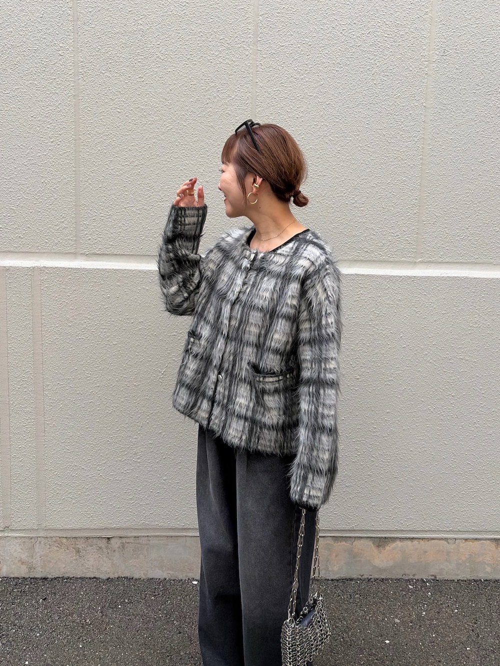 ブラック系のTシャツ/カットソー、ホワイト系のニット/セーター、ブラック系のデニムパンツを着用したレディースの秋コーディネートの5枚目の写真
