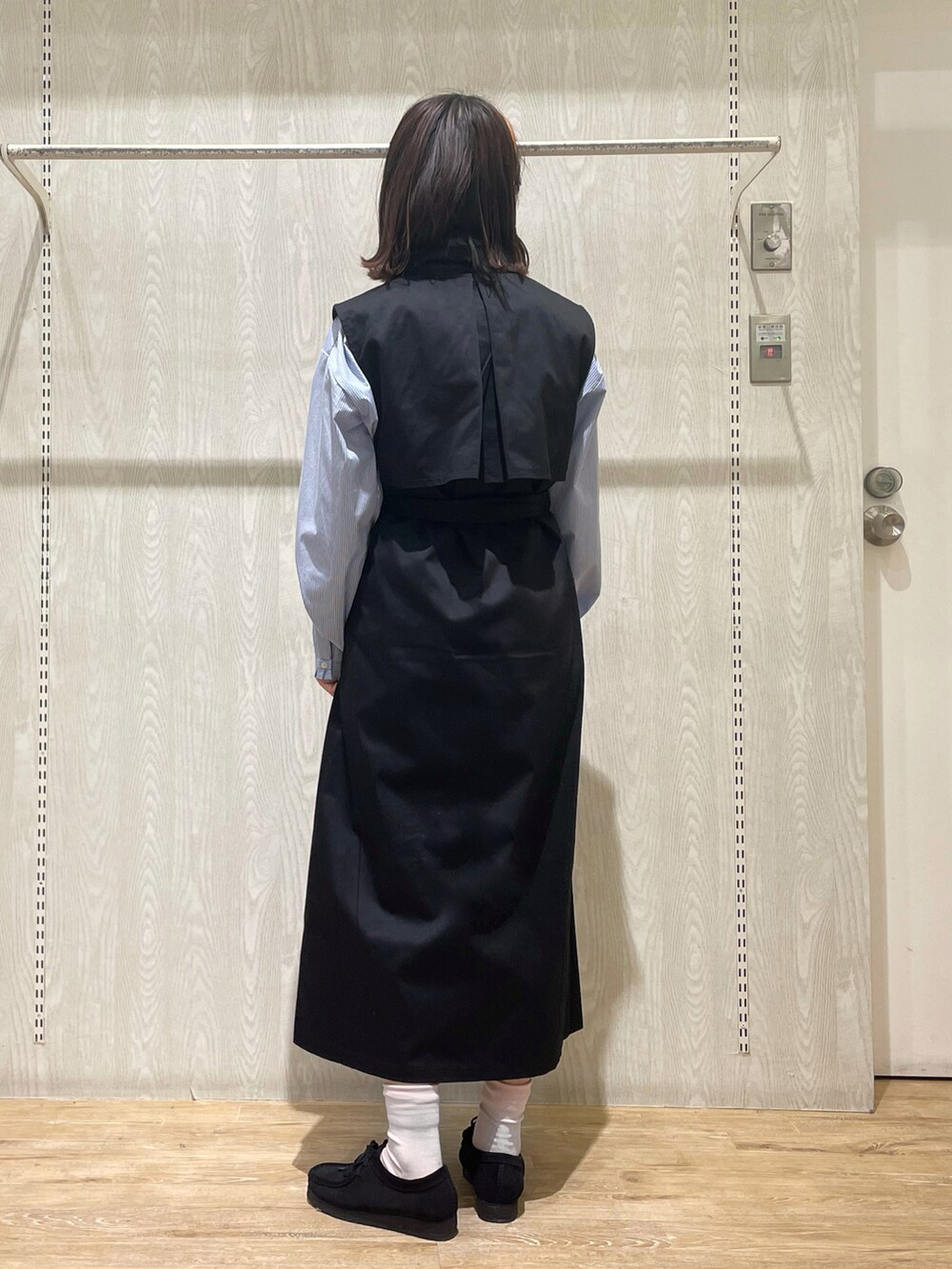 ブラック系のベスト、ブルー系のシャツ/ブラウスを着用したレディースの春コーディネートの3枚目の写真