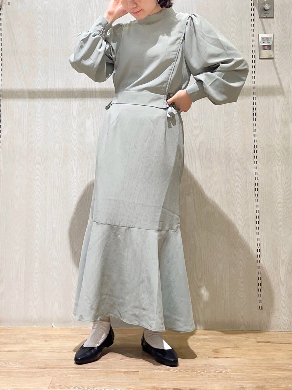 ブラック系のトートバッグ、ブルー系のワンピース/ドレスを着用したレディースの春コーディネートの2枚目の写真