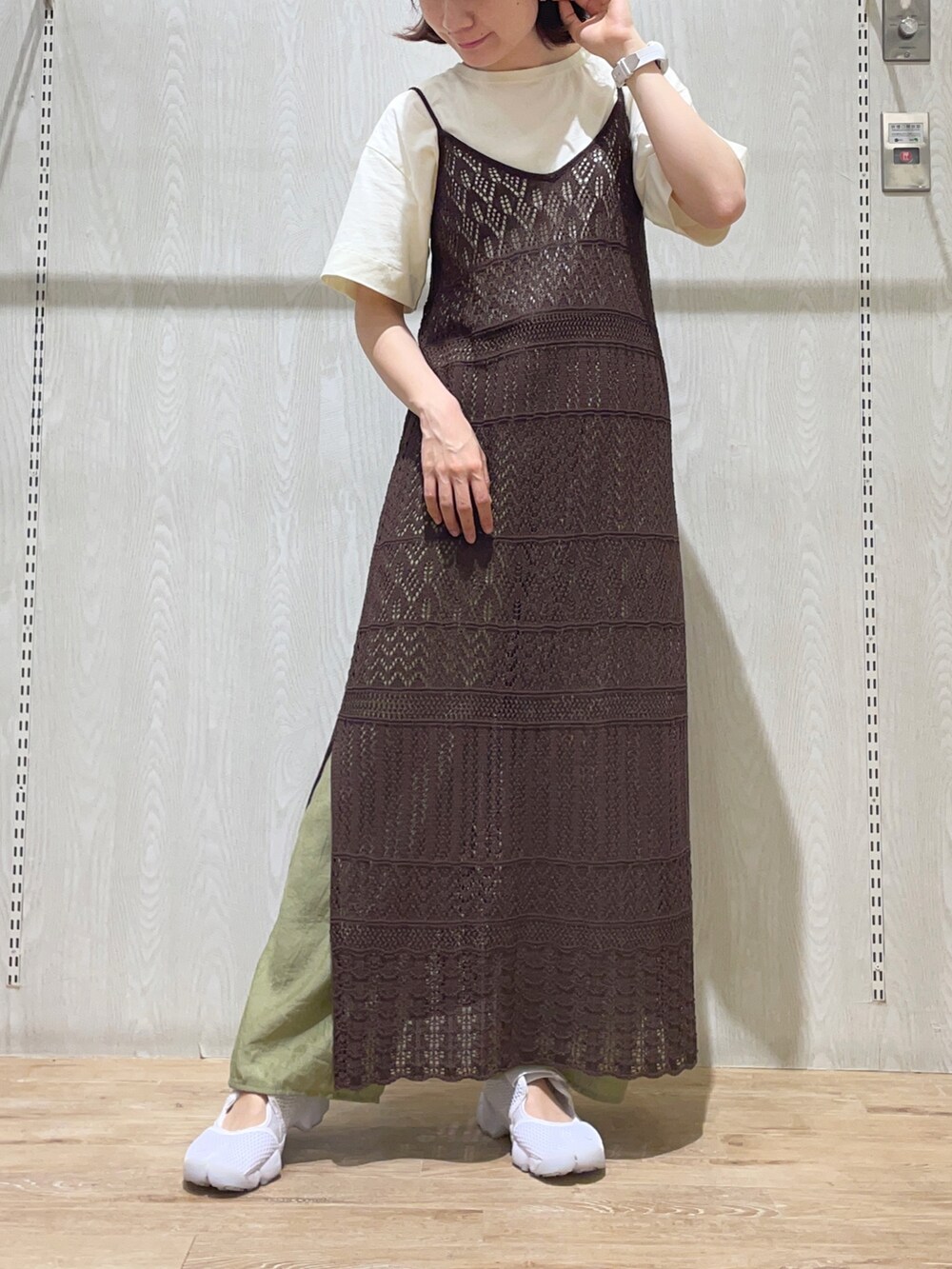 ブラウン系のワンピース、ホワイト系のTシャツ/カットソー、グリーン系のその他パンツを着用したレディースの夏コーディネートの2枚目の写真