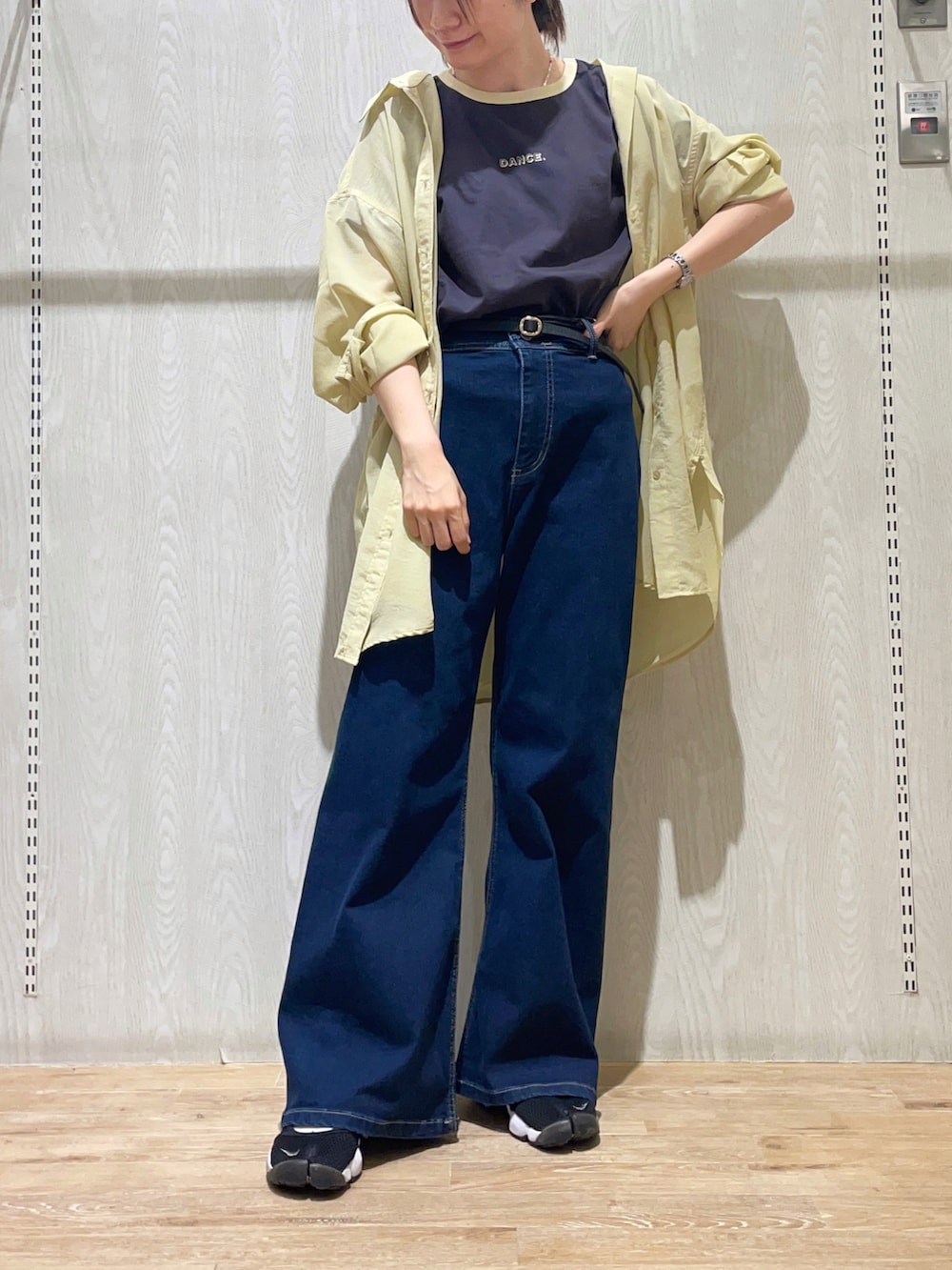 ブルー系のデニムパンツ、イエロー系のシャツ/ブラウス、グレー系のTシャツ/カットソーを着用したレディースの夏コーディネートの2枚目の写真