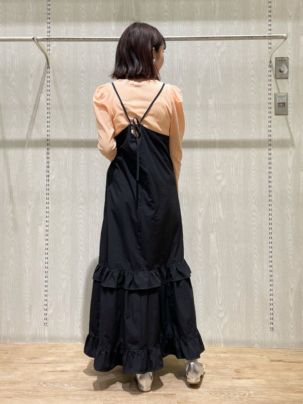 ブラック系のワンピース、ホワイト系のMA-1、シルバー系のシューズを着用したレディースの春コーディネートの4枚目の写真