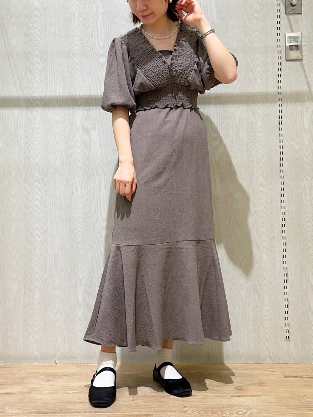 ブラウン系のワンピースを着用したレディースの春コーディネートの2枚目の写真