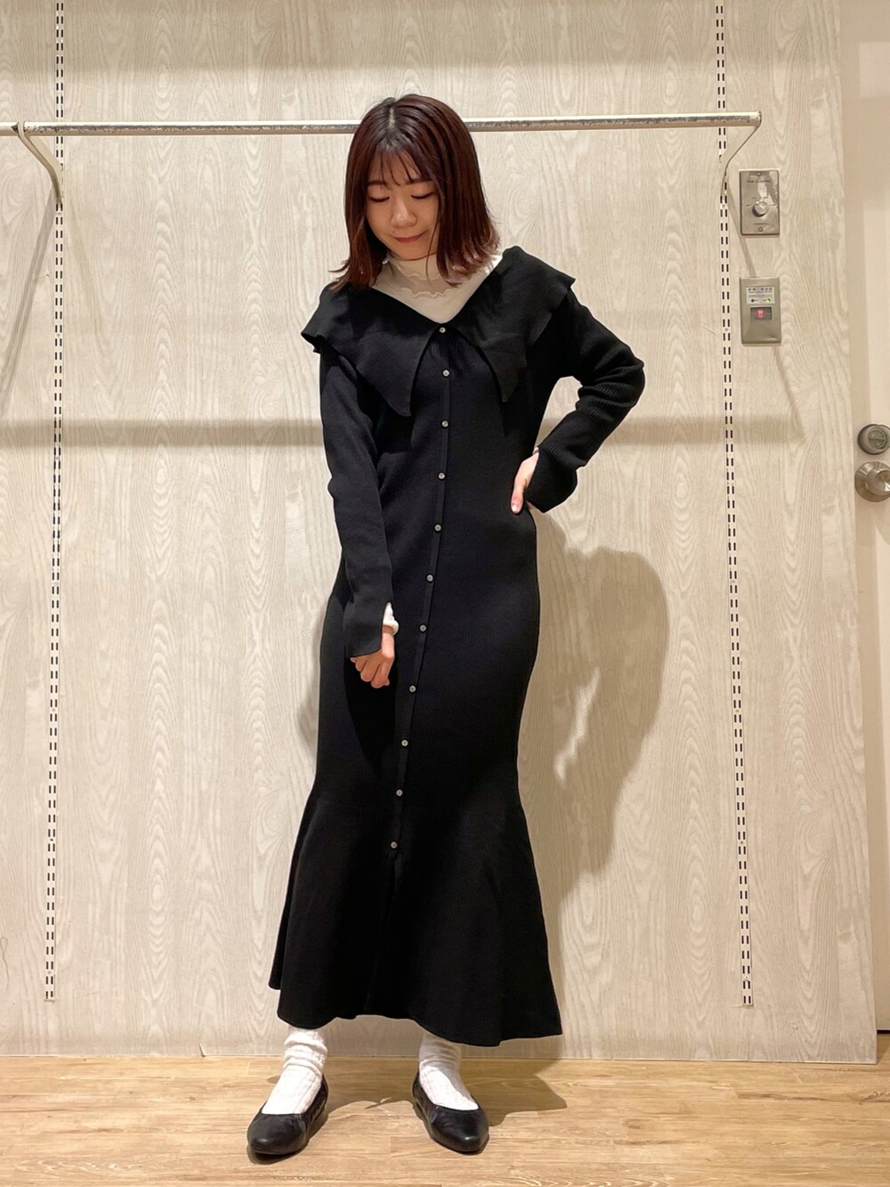 ブラック系のワンピース、ホワイト系のTシャツ/カットソーを着用したレディースの冬コーディネートの4枚目の写真