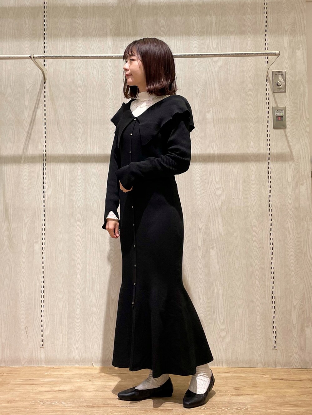 ブラック系のワンピース、ホワイト系のTシャツ/カットソーを着用したレディースの冬コーディネートの3枚目の写真