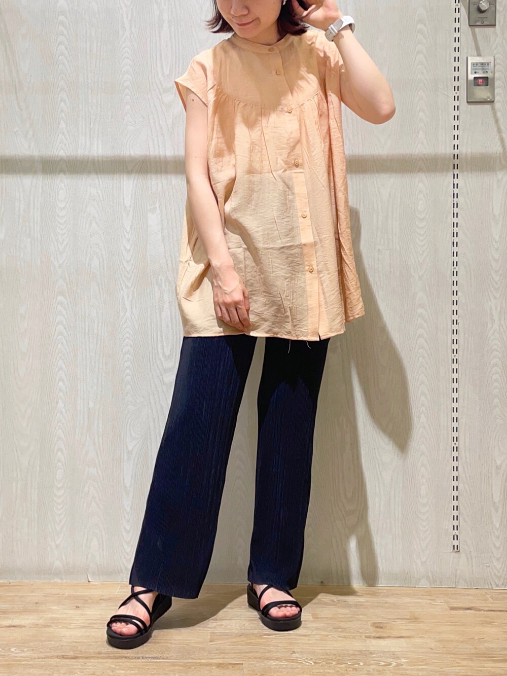 ベージュ系のショルダーバッグ、ベージュ系のシャツ/ブラウス、ブラック系のその他パンツを着用したレディースの夏コーディネートの2枚目の写真