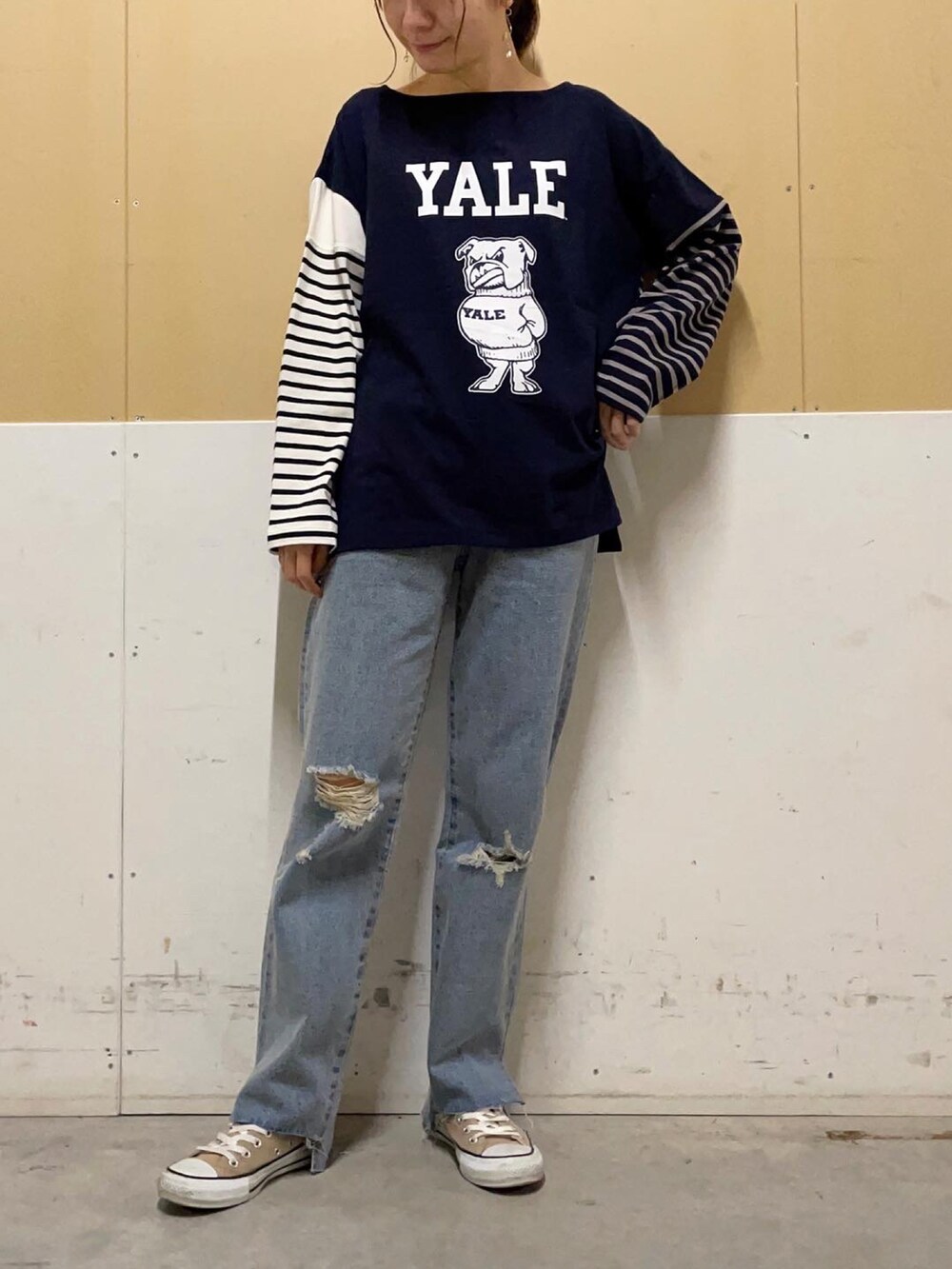 ブルー系のデニムパンツ、ブルー系のTシャツ/カットソーを着用したレディースの秋コーディネートの2枚目の写真