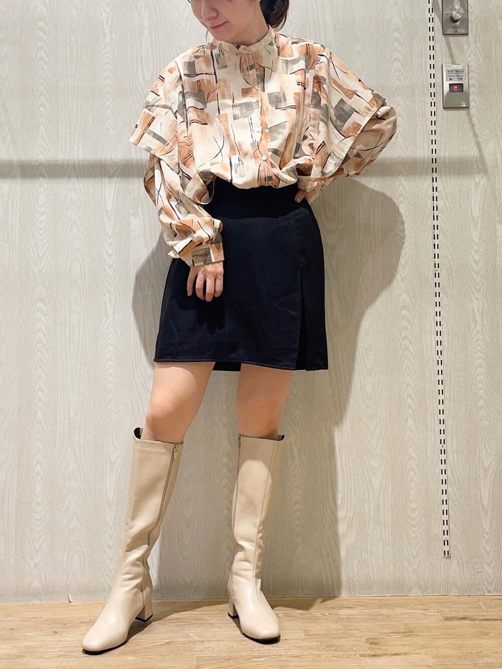 ホワイト系のブーツ、ブラック系のその他パンツ、ブラウン系のシャツ/ブラウスを着用したレディースの秋コーディネートの2枚目の写真