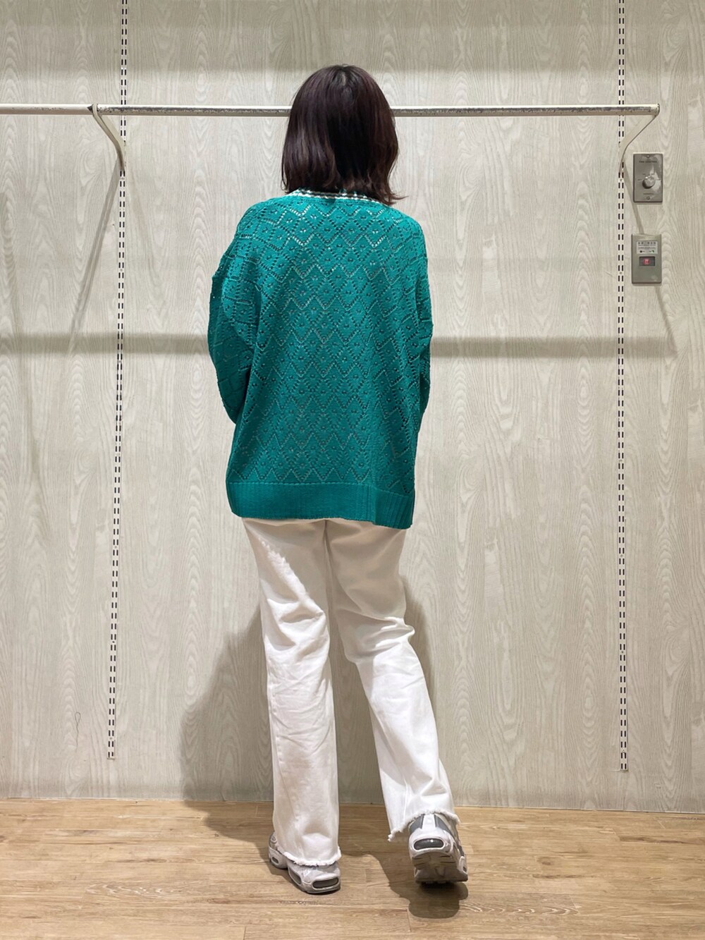 ホワイト系のデニムパンツ、ブラック系のシャツ/ブラウス、グリーン系のカーディガン/ボレロを着用したレディースの冬コーディネートの2枚目の写真