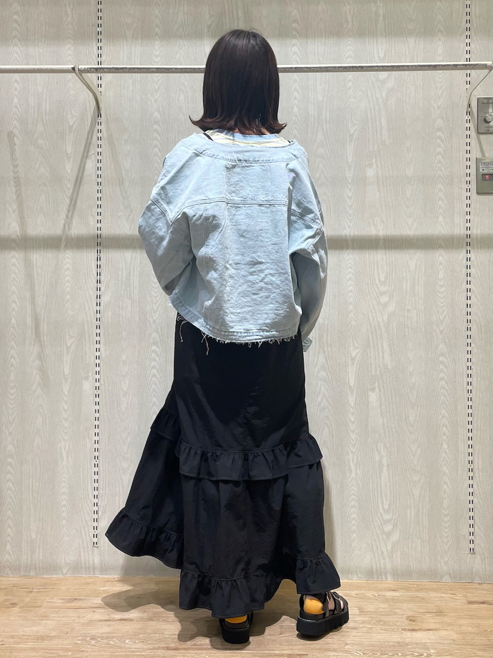 ブラック系のシューズ、ブラック系のワンピース、イエロー系のTシャツ/カットソーを着用したレディースの春コーディネートの2枚目の写真