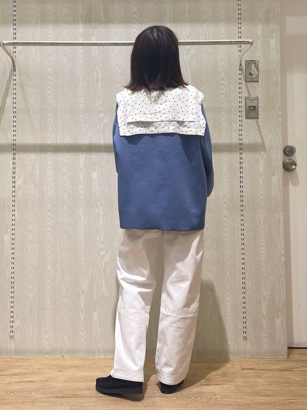 ホワイト系のその他パンツ、その他のシャツ/ブラウス、ブルー系のカーディガン/ボレロを着用したレディースの春コーディネートの2枚目の写真