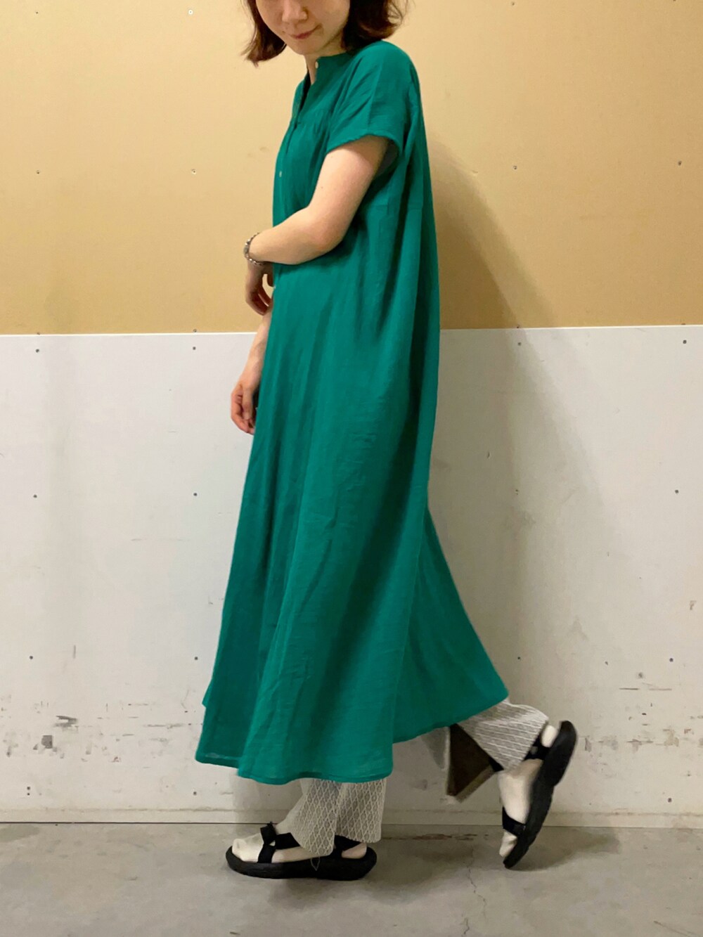 グリーン系のワンピース、ホワイト系のその他パンツを着用したレディースの夏コーディネートの2枚目の写真