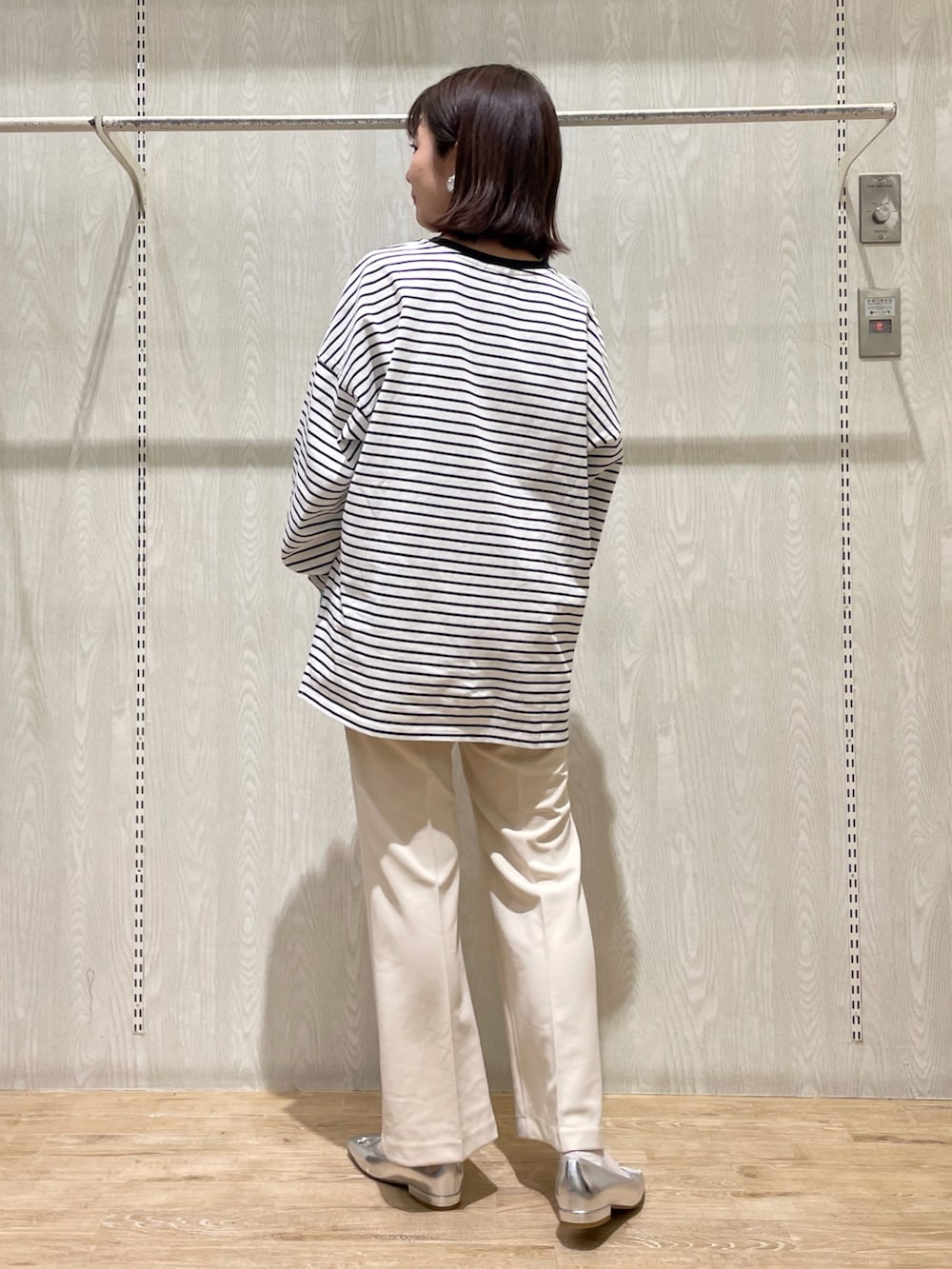 ベージュ系のその他パンツ、ホワイト系のTシャツ/カットソー、シルバー系のシューズを着用したレディースの春コーディネートの2枚目の写真