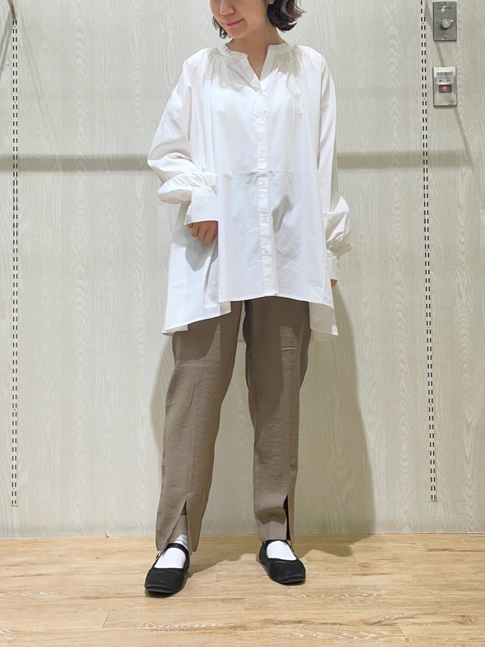 ブルー系のトートバッグ、ブラウン系のその他パンツ、ホワイト系のTシャツ/カットソーを着用したレディースの春コーディネートの2枚目の写真