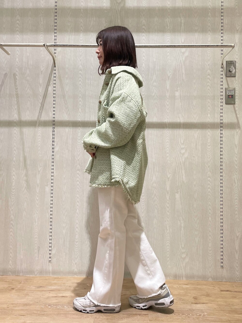 ホワイト系のデニムパンツ、ブラック系のシャツ/ブラウス、グリーン系のその他アウターを着用したレディースの冬コーディネートの2枚目の写真