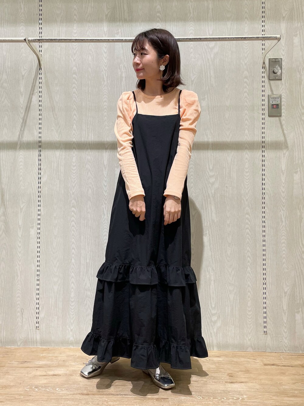 ブラック系のワンピース、ホワイト系のMA-1、シルバー系のシューズを着用したレディースの春コーディネートの3枚目の写真