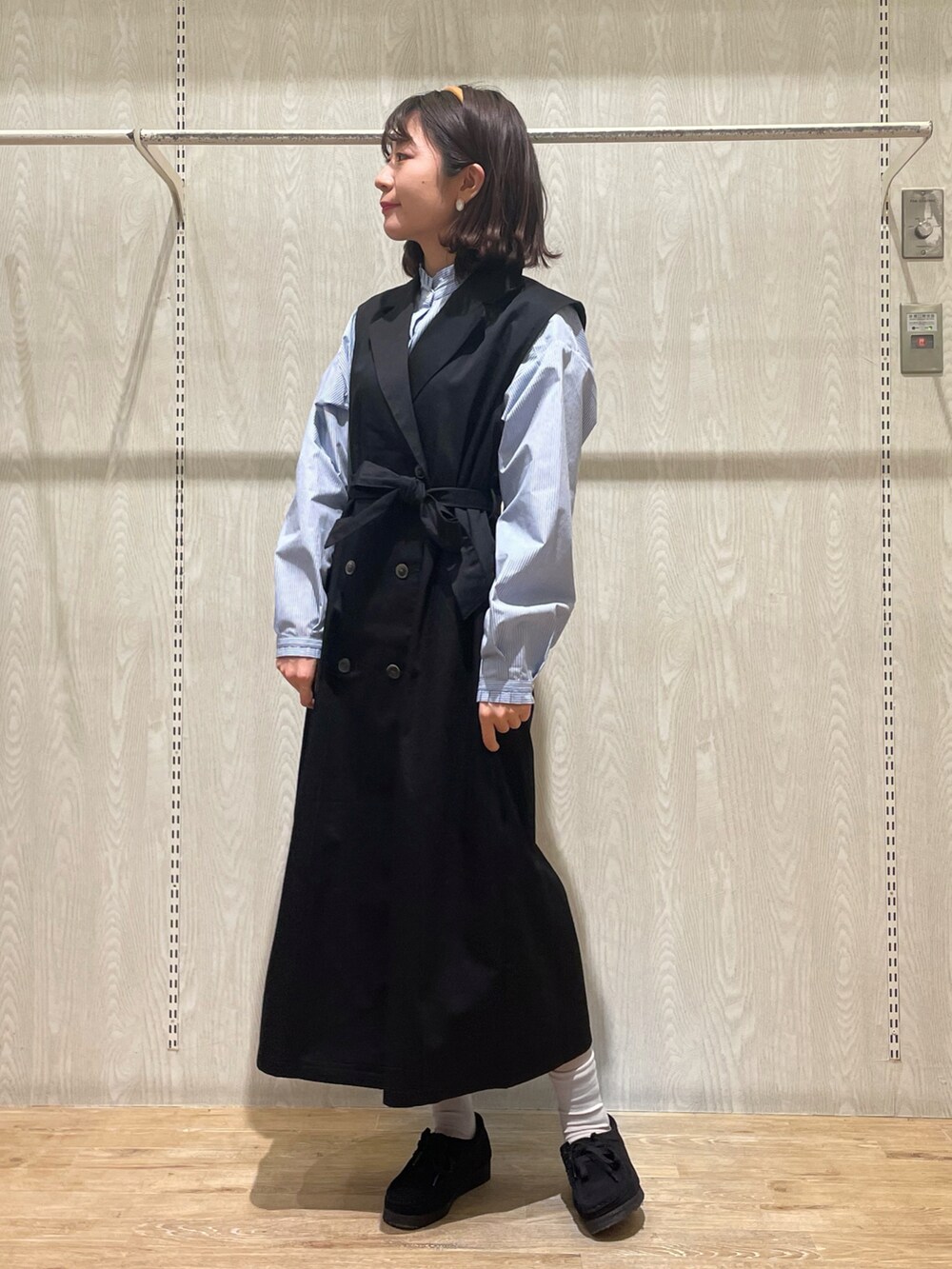 ブラック系のベスト、ブルー系のシャツ/ブラウスを着用したレディースの春コーディネートの2枚目の写真