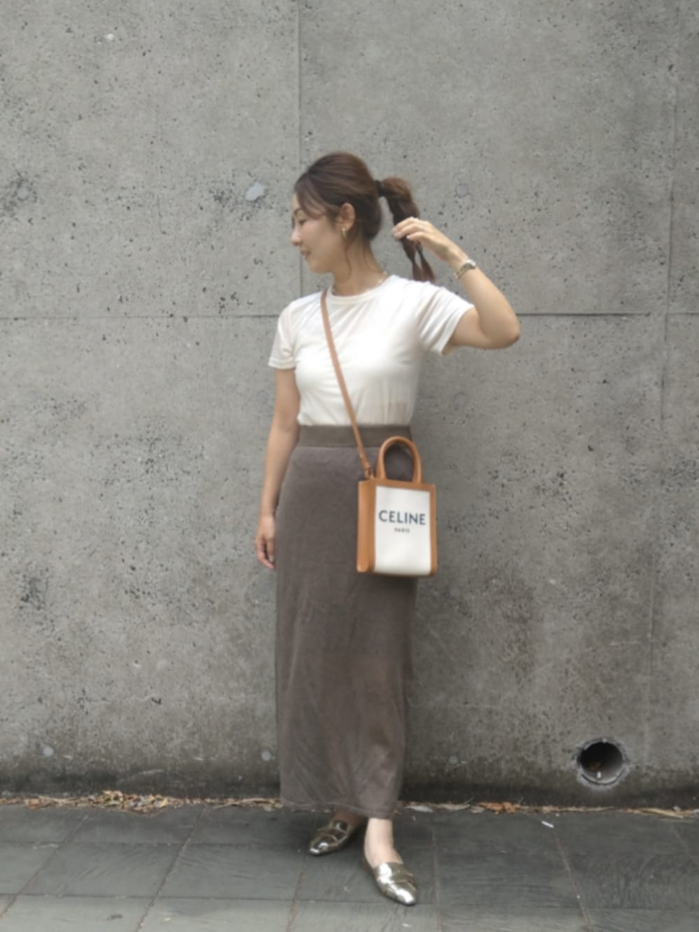 ホワイト系のTシャツ/カットソー、ゴールド系のその他シューズを着用したレディースの夏コーディネートの4枚目の写真