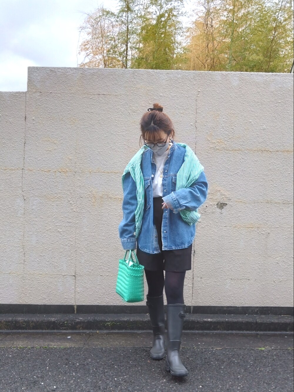 「雨の日コーデ、レインブーツ、ショートパンツ、シャツスタイル、ストライプシャツ、デニムジャケット、ZARA、かごバッグ、春コーデ、ママコーデ」｜「AIGLEのレディース シャンタベル ラバーブーツ（レインシューズ、ブラック系）」を使った、RRUmamaさん（レディース・156cm）の冬コーディネートの5枚目の写真