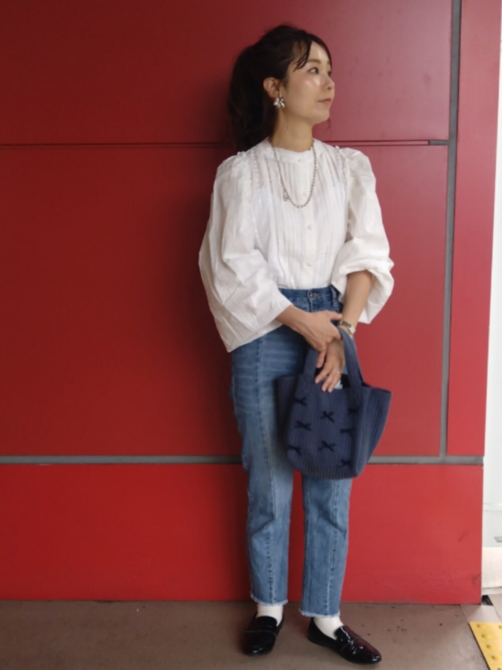 ホワイト系のシャツ/ブラウスを着用したレディースの夏コーディネートの5枚目の写真