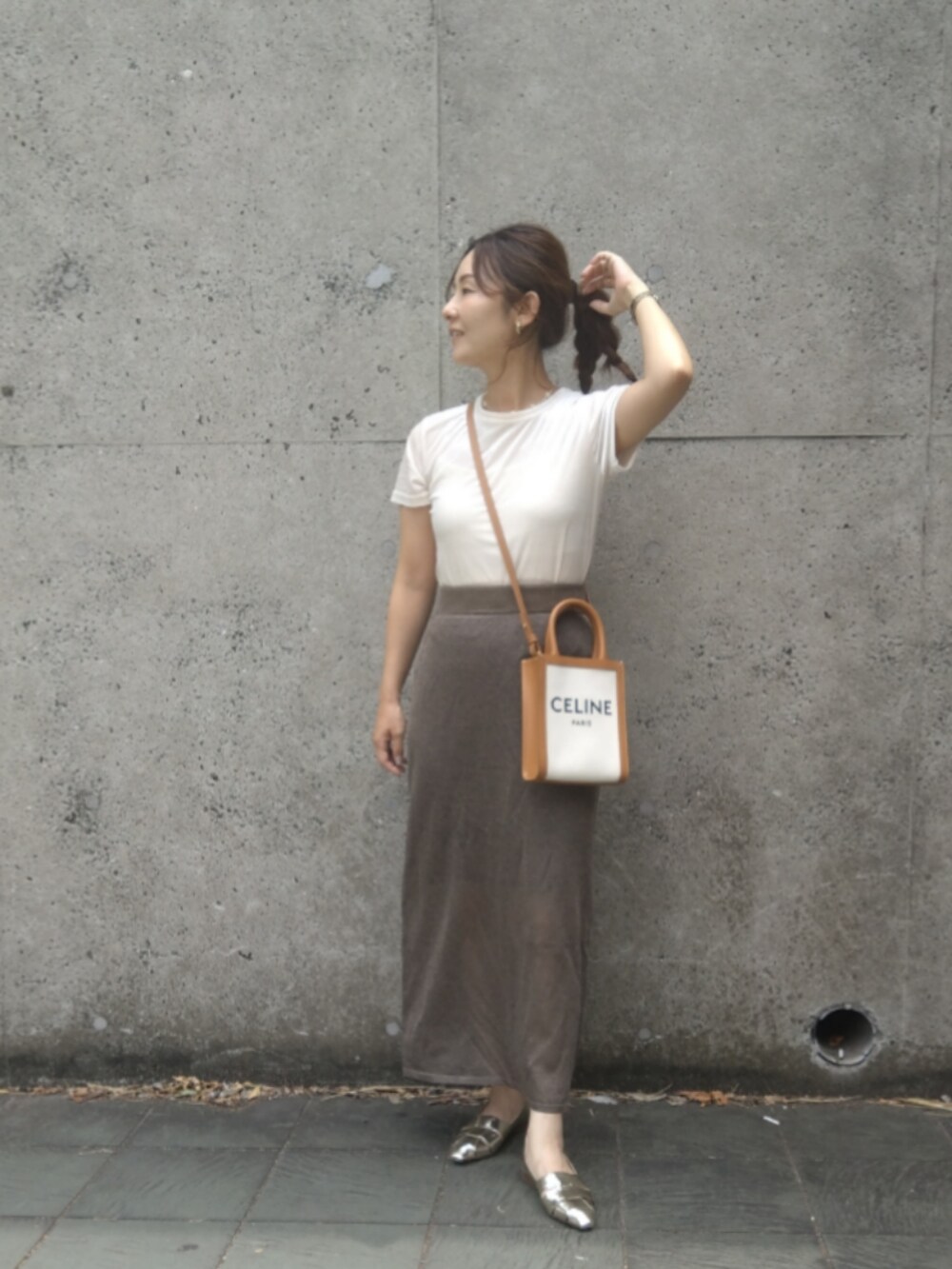 ホワイト系のTシャツ/カットソー、ゴールド系のその他シューズを着用したレディースの夏コーディネートの3枚目の写真