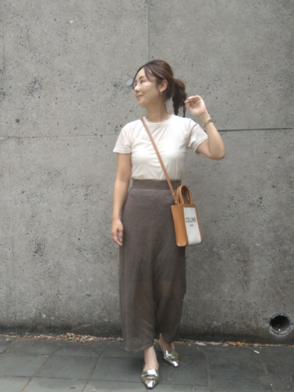 ホワイト系のTシャツ/カットソー、ゴールド系のその他シューズを着用したレディースの夏コーディネートの5枚目の写真