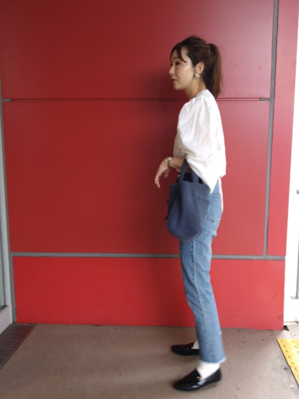 ホワイト系のシャツ/ブラウスを着用したレディースの夏コーディネートの4枚目の写真