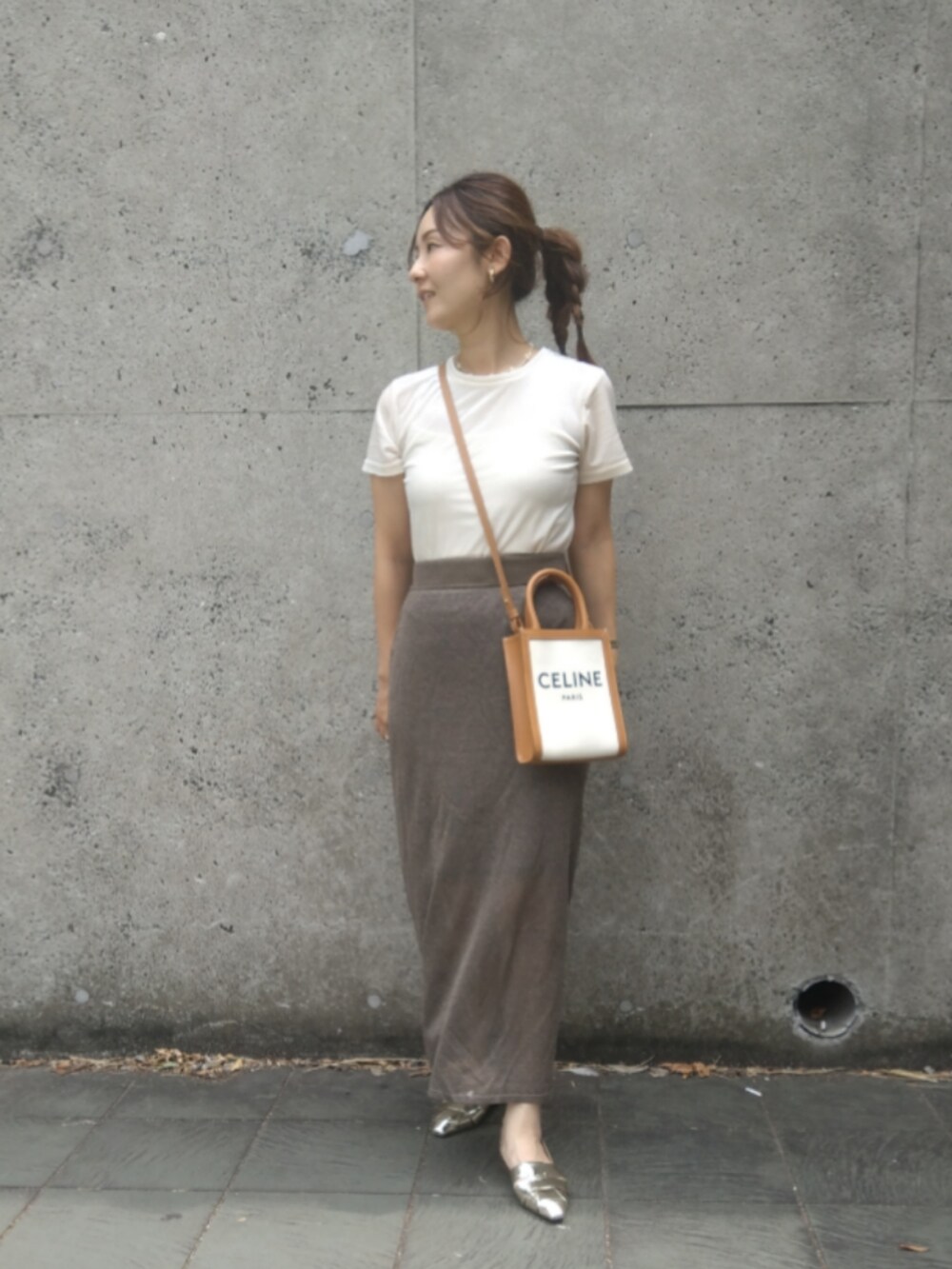 ホワイト系のTシャツ/カットソー、ゴールド系のその他シューズを着用したレディースの夏コーディネートの2枚目の写真