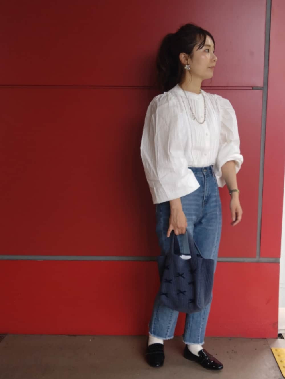 ホワイト系のシャツ/ブラウスを着用したレディースの夏コーディネートの2枚目の写真