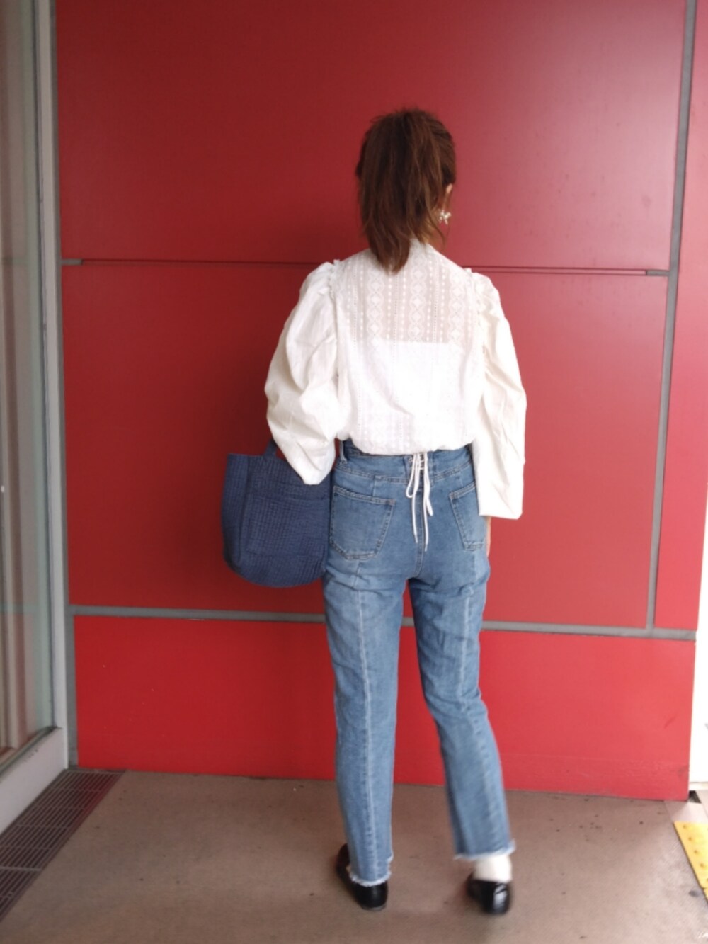 ホワイト系のシャツ/ブラウスを着用したレディースの夏コーディネートの3枚目の写真