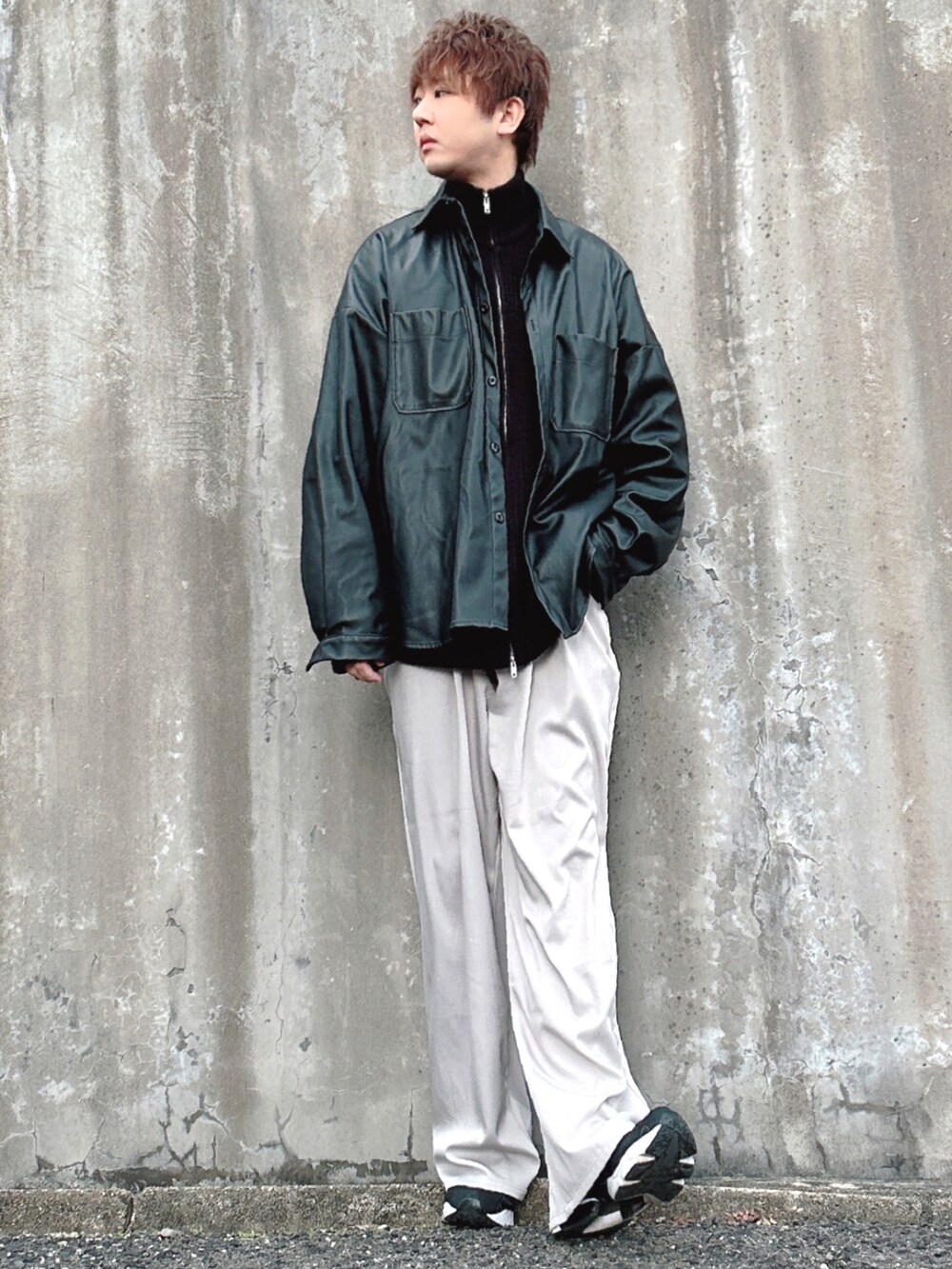 ブラック系のシャツ/ブラウス、ブラック系のニット/セーター、グレー系のスラックスを着用したメンズの冬コーディネートの3枚目の写真