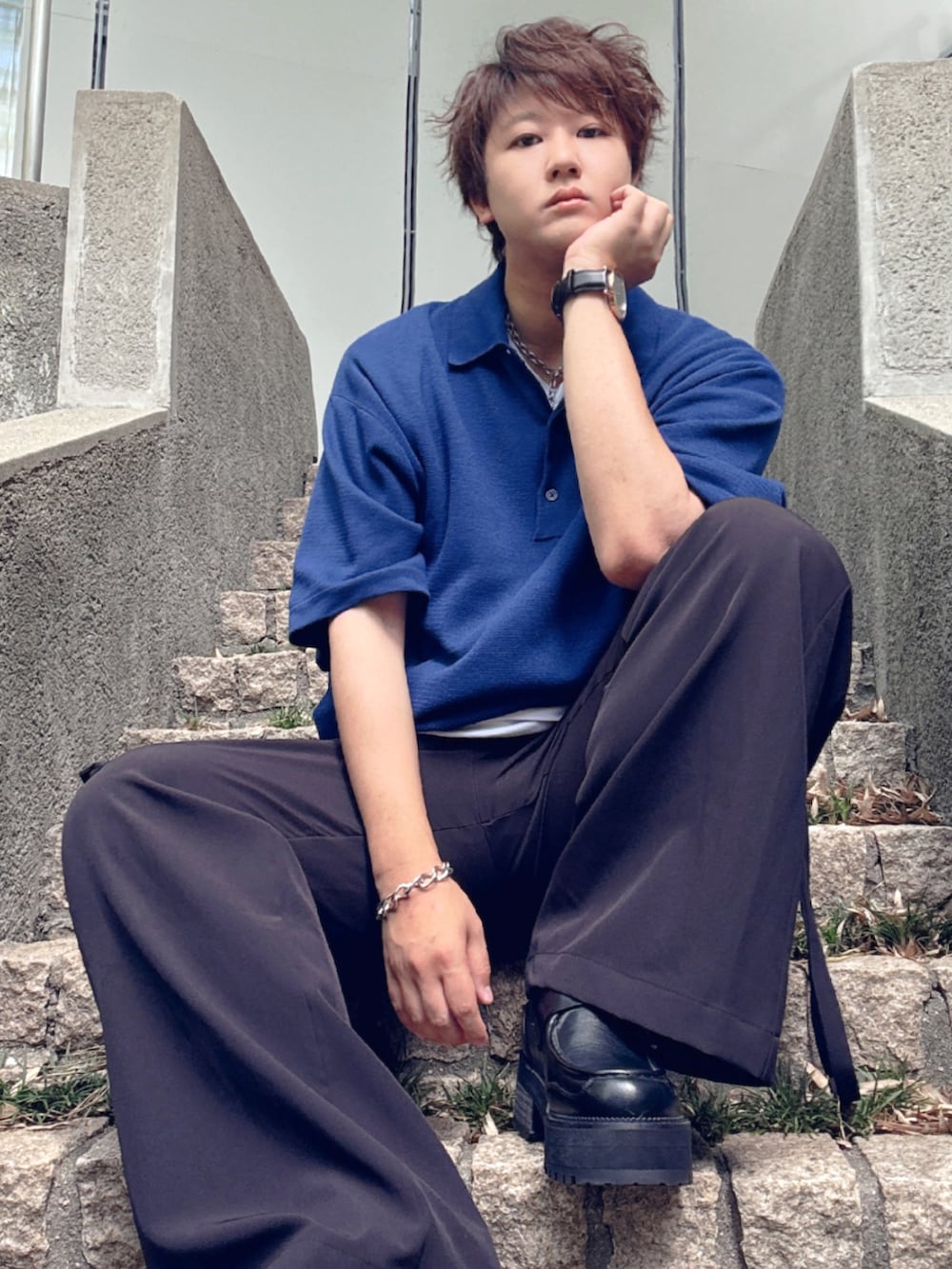 ブルー系のポロシャツ、ブラック系のカーゴパンツ、ブラック系のローファーを着用したメンズの秋コーディネートの5枚目の写真