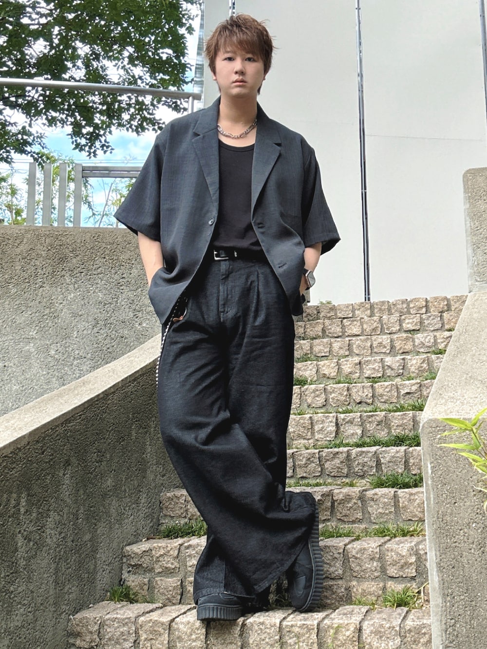 ブラック系のシャツ/ブラウス、ブラック系のデニムパンツ、ブラック系のスニーカーを着用したメンズの夏コーディネートの2枚目の写真